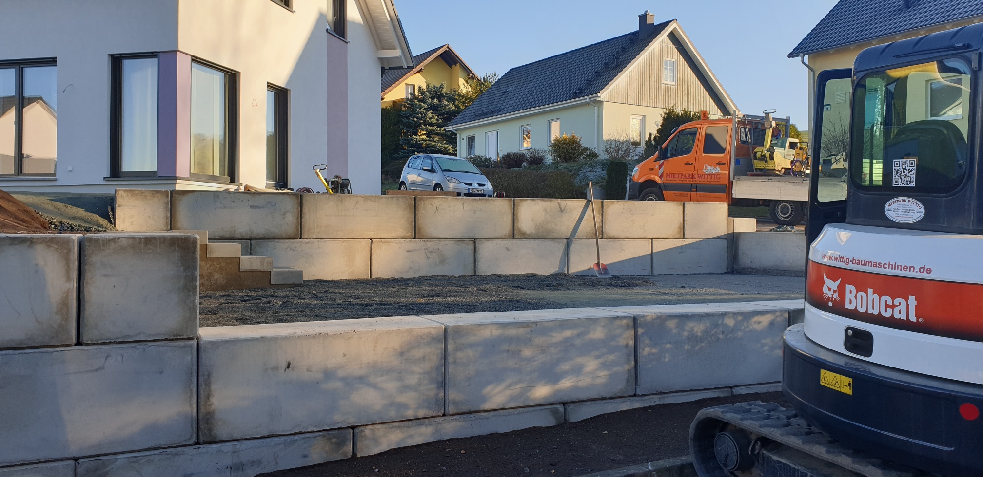 Bau einer Stützwand aus Beton- Uniblöcken (Maße 1,50m x 0,60m x 0,60m) in Weißenborn